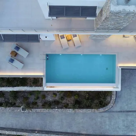 Rozites Luxury Beachfront Villa, By Hellocrete וילה *