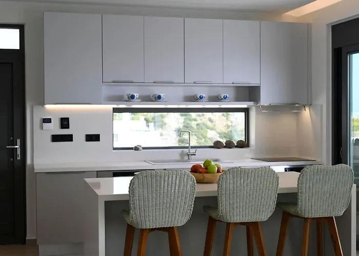 Rozites Luxury Beachfront Villa, By Hellocrete Вілла