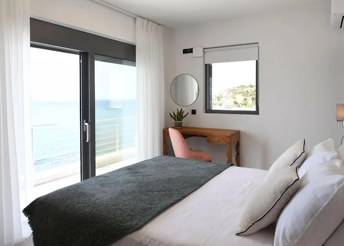 Rozites Luxury Beachfront Villa, By Hellocrete Вілла *