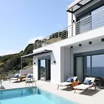 Rozites Luxury Beachfront Villa, By Hellocrete 别墅 罗希姆诺