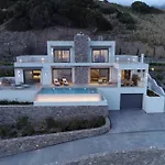Rozites Luxury Beachfront Villa, By Hellocrete 罗希姆诺